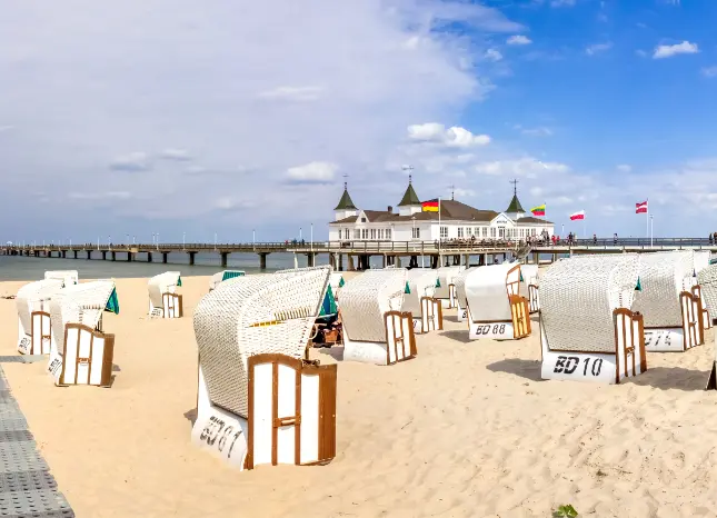 Auf Klassenfahrt mit HEROLÉ: Strand mit Seebrücke im Hintergrund auf Usedom