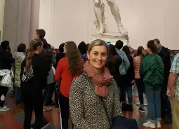 Auf Klassenfahrt mit HEROLÉ: Reiseexpertin Sindy in der Galleria dell'Accademia