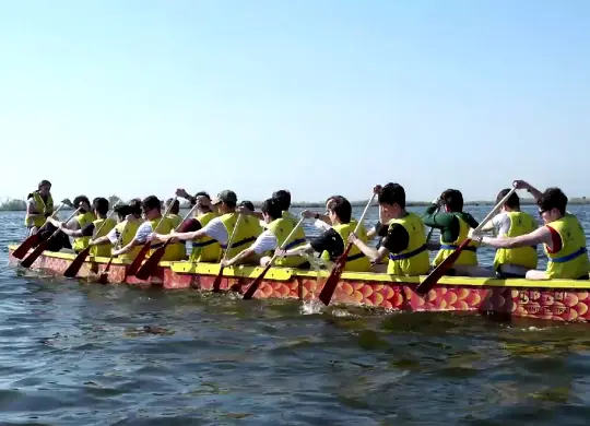 Auf Klassenfahrt mit HEROLÉ: Drachenbootfahrt am Massaciuccolisee in der Toskana