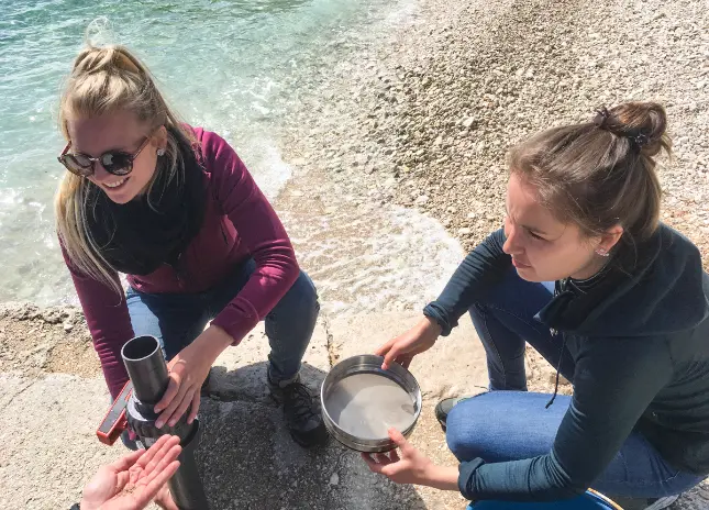 Entnahme Sedimentprobe am Strand in Pula Auf Klassenfahrt mit HEROLÉ: Am Strand von Pula (Istrien) entnehmen Schülerinnen Sedimentproben.