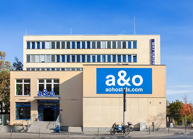 Auf Klassenfahrt mit HEROLÉ: Außenansicht des a&o Hauptbahnhof in Aachen
