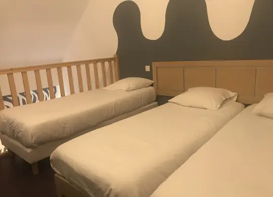 Auf Klassenfahrt mit HEROLÉ: Schülerzimmer im Gold Beach Hotel in der Normandie