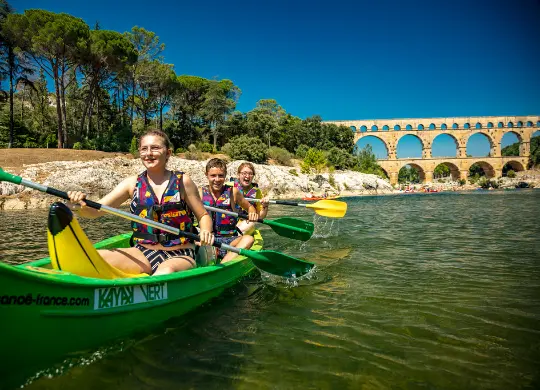 Kanutour in der Provence Auf Klassenfahrt mit HEROLÉ: Schülerinnen bei einer Kanutour in der Provence