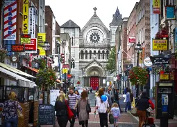 Auf Klassenfahrt mit HEROLÉ: Blick auf die Dawson Street mit St. Ann's Church in Dublin