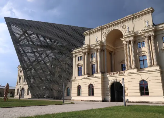 Auf Klassenfahrt mit HEROLÉ: Außenansicht des Militärhistorischen Museums in Dresden