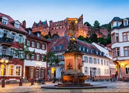 Auf Klassenfahrt mit HEROLÉ: Altstadt von Heidelberg mi Blick auf das Schloss.