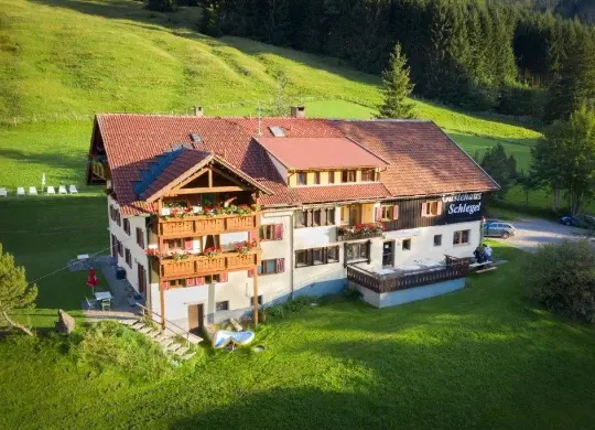 Auf Klassenfahrt mit HEROLÉ: Allgäu - Außenansicht auf das Gästehaus Schlegel