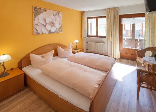 Auf Klassenfahrt mit HEROLÉ: Allgäu - Doppelzimmer für die Begleitpersonen im Gästehaus Schlegel