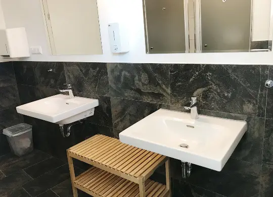 Auf Klassenfahrt mit HEROLÉ: Blick in das Gemeinschaftsbad im blue doors Hostel Rostock