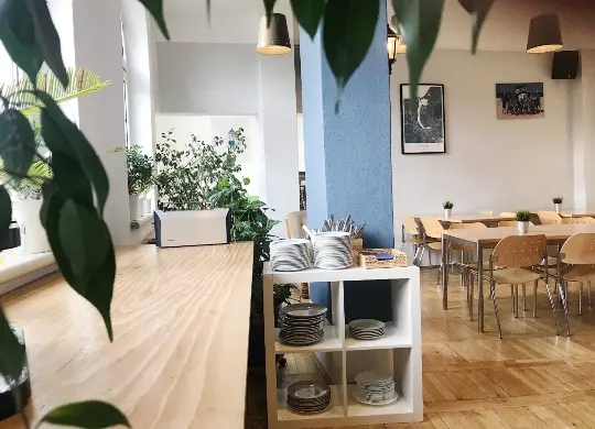 Auf Klassenfahrt mit HEROLÉ: Speiseraum im blue doors Hostel in Rostock