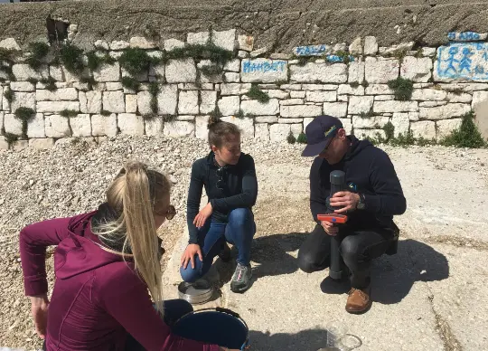 Entnahme Sedimentprobe am Strand von Istrien Auf Klassenfahrt mit HEROLÉ: Der Fachleiter entnimmt die Sedimentprobe am Strand von Istrien.