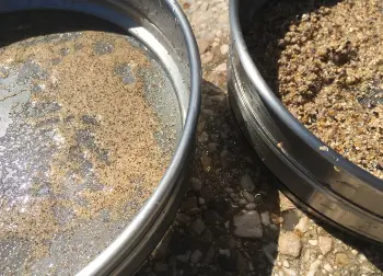 Filtern der Sedimentproben am Strand Auf Klassenfahrt mit HEROLÉ: Die Sediementproben werden gefiltert am Strand von Istrien.