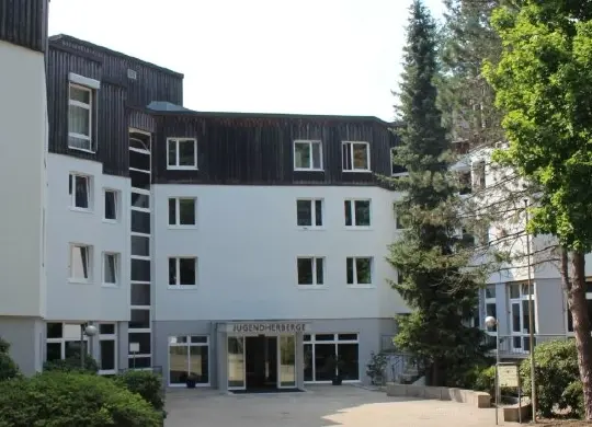 Auf Klassenfahrt mit HEROLÉ: Schwarzwald - Außenansicht der JH Freiburg