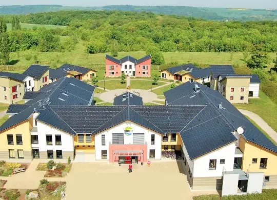 Auf Klassenfahrt mit HEROLÉ: Haupthaus und Themenhäuser des Euroville in Naumburg