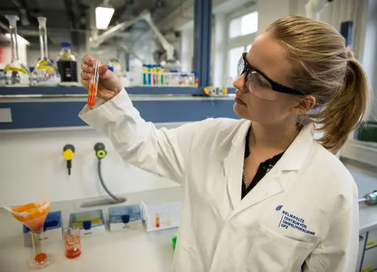 Auf Klassenfahrt mit HEROL&Eacute;: Eine Sch&uuml;lerin experimentiert im Labor des UFZ in Leipzig.