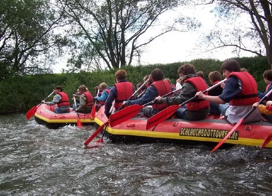 Schlauchboottour auf der Saale Auf Klassenfahrt mit HEROLÉ: Schlauchboottour auf der Saale