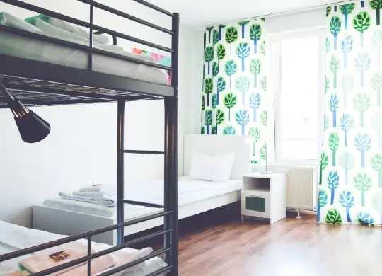 Auf Klassenfahrt mit HEROLÉ: Schwarzwald - 3-Bettzimmer im StayInn Freiburg