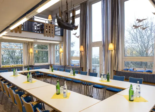 Auf Klassenfahrt mit HEROLÉ: Tagesraum in der Jugendherberge Kiel