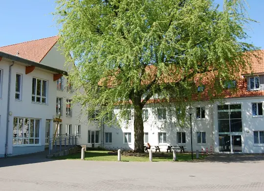 Auf Klassenfahrt mit HEROLÉ: Grüner Hinterhof der Jugendherberge vor dem Burgtor in Lübeck