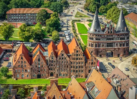 Auf Klassenfahrt mit HEROLÉ: Blick auf das Holstentor in Lübeck