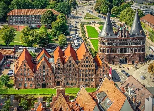 Auf Klassenfahrt mit HEROLÉ: Blick auf das Holstentor in Lübeck