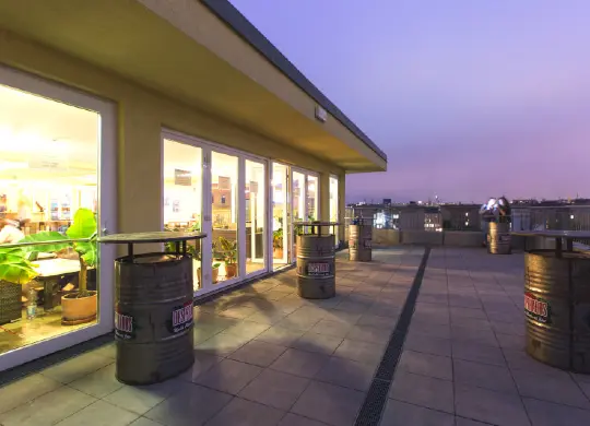 a&oBerlin Hauptbahnhof - Dachterrasse Auf Klassenfahrt mit HEROLÉ: a&o Berlin Hauptbahnhof - Die Dachterrasse