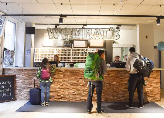 Auf Klassenfahrt mit HEROLÉ: Rezeption im wombat's City Hostel München
