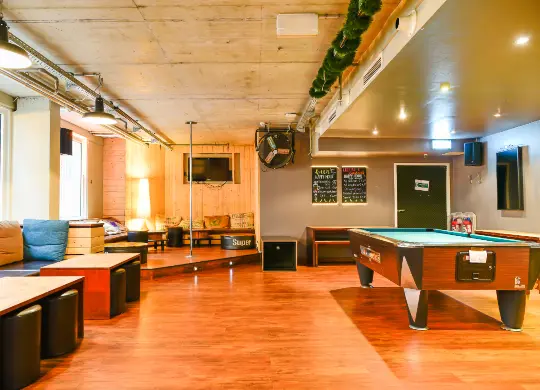 Auf Klassenfahrt mit HEROLÉ: Lobby im wombat's City Hostel München