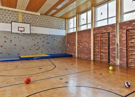 Auf Klassenfahrt mit HEROLÉ: Sporthalle in der Jugendbildungsstätte Volkersberg / Rhön