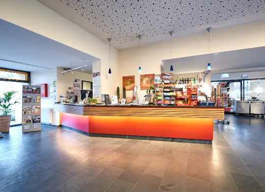 Auf Klassenfahrt mit HEROLÉ: Rezeption in der Jugendherberge Fulda in der Rhön