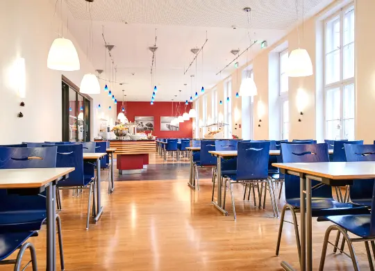 Auf Klassenfahrt mit HEROLÉ: Speisesaal in der Jugendherberge Fulda in der Rhön.