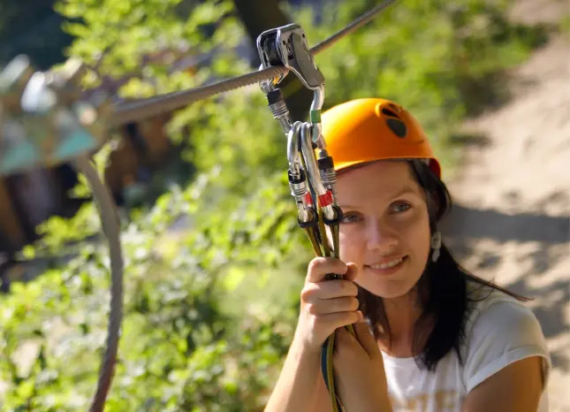 Auf Klassenfahrt mit HEROLÉ: Schüler:in in einem Kletterwald.