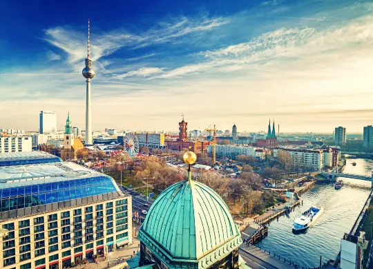 Blick auf Berlin Auf Klassenfahrt mit HEROLÉ: Blick von oben auf die deutsche Landeshauptstadt Berlin.