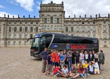 Schüler:innen auf Klassenfahrt Auf Klassenfahrt mit HEROLÉ: Schüler:innen vor einem HEROLÉ Bus.