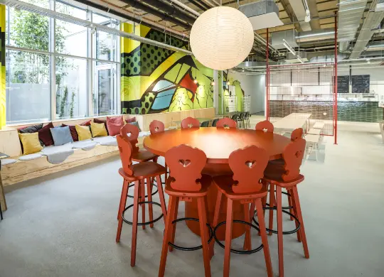 Auf Klassenfahrt mit HEROLÉ: Restaurantbereich im JO&JOE Wien