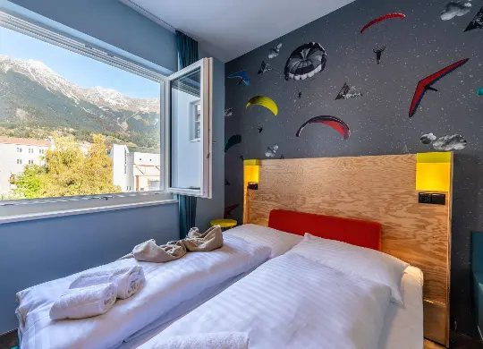 Auf Klassenfahrt mit HEROLÉ: Ausblick aus einem Doppelzimmer im MEININGER Hotel Innsbruck