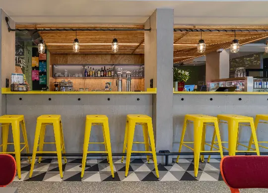Auf Klassenfahrt mit HEROLÉ: Lobbybar im MEININGER Hotel in Innsbruck