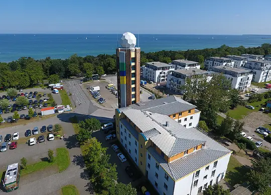 Auf Klassenfahrt mit HEROLÉ: Luftbild der Jugendherberge Warnemünde mit der Ostsee im Hintergrund
