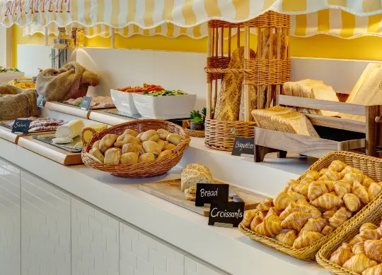 Frühstücksbuffet im MEININGER Hotel in Paris Auf Klassenfahrt mit HEROLÉ: Frühstücksbuffet im MEININGER Hotel in Paris