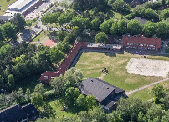 Auf Klassenfahrt mit HEROLÉ: Luftbild des campushus St. Peter-Ording
