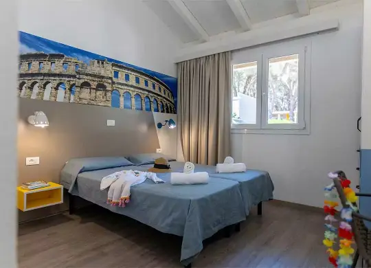 Auf Klassenfahrt mit HEROLÉ: Schlafzimmer Appartment Ferienanlage Bi-Village
