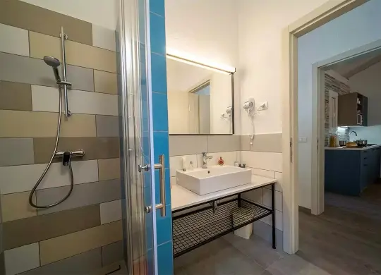 Auf Klassenfahrt mit HEROLÉ:  Badezimmer Appartement Ferienanlage Bi-Village