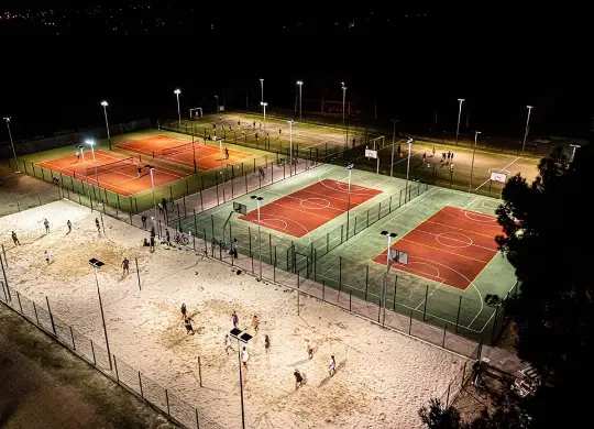 Auf Klassenfahrt mit HEROLÉ: Sportanlage der Ferienanlage Bi-Village