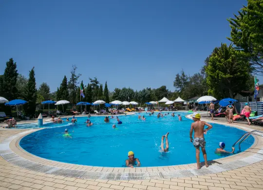 Auf Klassenfahrt mit HEROLÉ: Pool vom Camping Paradiso in Viareggio-Torre del Lago