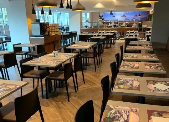 Auf Klassenfahrt mit HEROLÉ: Speisesaal im Hotel Royal Astrid an der Flämischen Nordseeküste