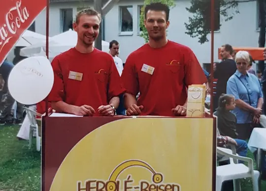 Franz Olender und Carsten Herold 2002 Die Anfänge von HEROLÉ Klassenfahrten 2002.