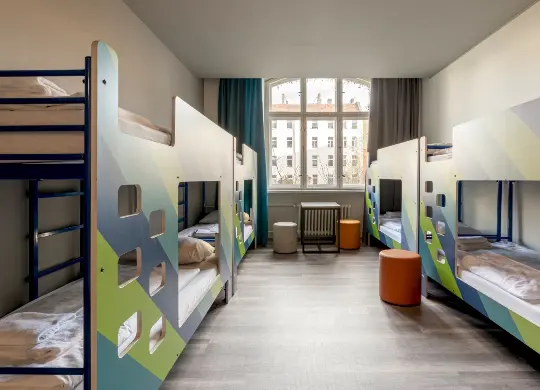 A&O Berlin Friedrichshain Auf Klassenfahrt mit HEROLÉ: Zimmerbeispiel im A&O Berlin Friedrichshain