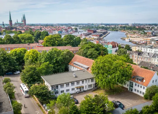 Auf Klassenfahrt mit HEROLÉ: Vogelsperspektive der JH Lübeck vor dem Burgtor an der Ostsee - Schleswig-Holstein