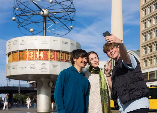 Sightseeing in Berlin am Alexanderplatz Auf Klassenfahrt mit HEROLÉ: Selfie vor der Weltzeituhr