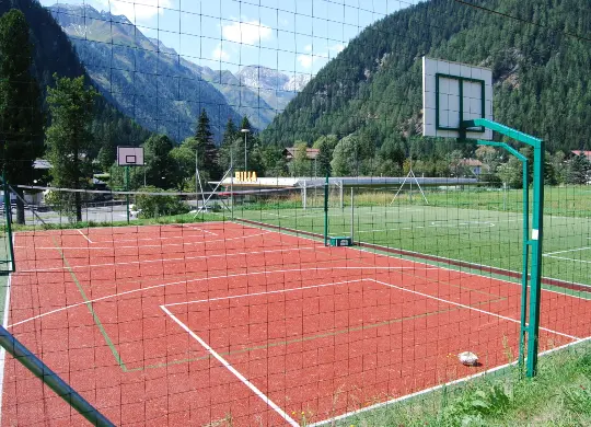 Auf Klassenfahrt mit HEROLÉ: Sportfelder im Jugendsporthaus Ankogel in Mallnitz / Kärnten